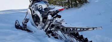 Llega la nieve, y hay gente que está gastando mucho tiempo y dinero en poner orugas a motos deportivas