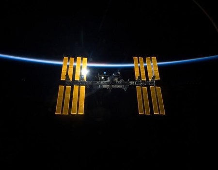 El astronauta más famoso de Internet se despide del espacio interpretando una canción de David Bowie