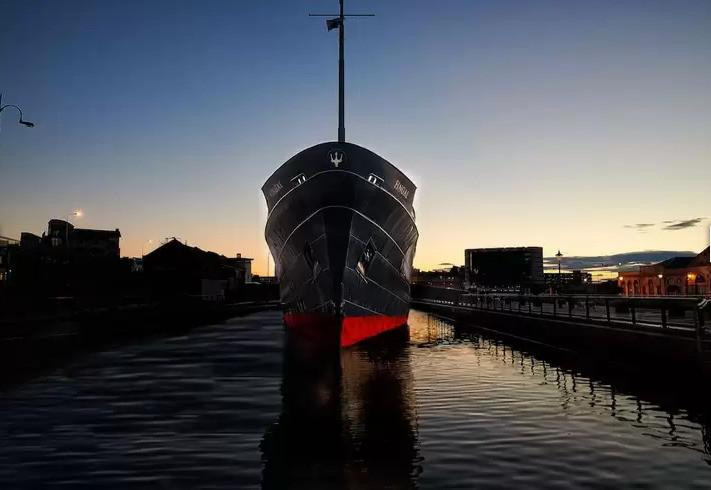 Fingal, un barco lujo donde hospedarse en Edimburgo sin hacerse a la mar