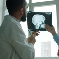 Uma batalha no sistema de saúde dos EUA: hospitais usam IA para conseguir cobrar mais, seguradoras usam para negar tratamentos