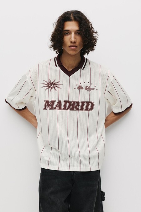 Nuestras Marcas Favoritas Se Marcan Gol Con La Tendencia De Otono Que No Veiamos Venir Polos De Inspiracion Futbolera Con Aires Retro