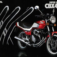 Honda se rió de sus rivales japoneses de la manera más sutil posible: dibujando una X con los escapes de su moto 