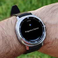 Gemini es capaz de ayudarnos a usar menos el móvil si tenemos un Galaxy Watch. Solo necesita captar nuestro interés