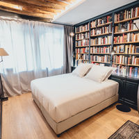 Dormir rodeado de libros en pleno barrio de Le Marais 