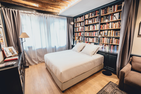 Dormir rodeado de libros en pleno barrio de Le Marais