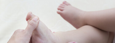 El bebé tiene pie zambo o equino varo: en qué consiste esta malformación congénita y qué tratamientos hay para corregirla