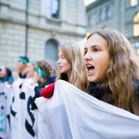 Esperança com IA cai e ansiedade cresce entre Geração Z, que se organiza em protestos contra as big techs 