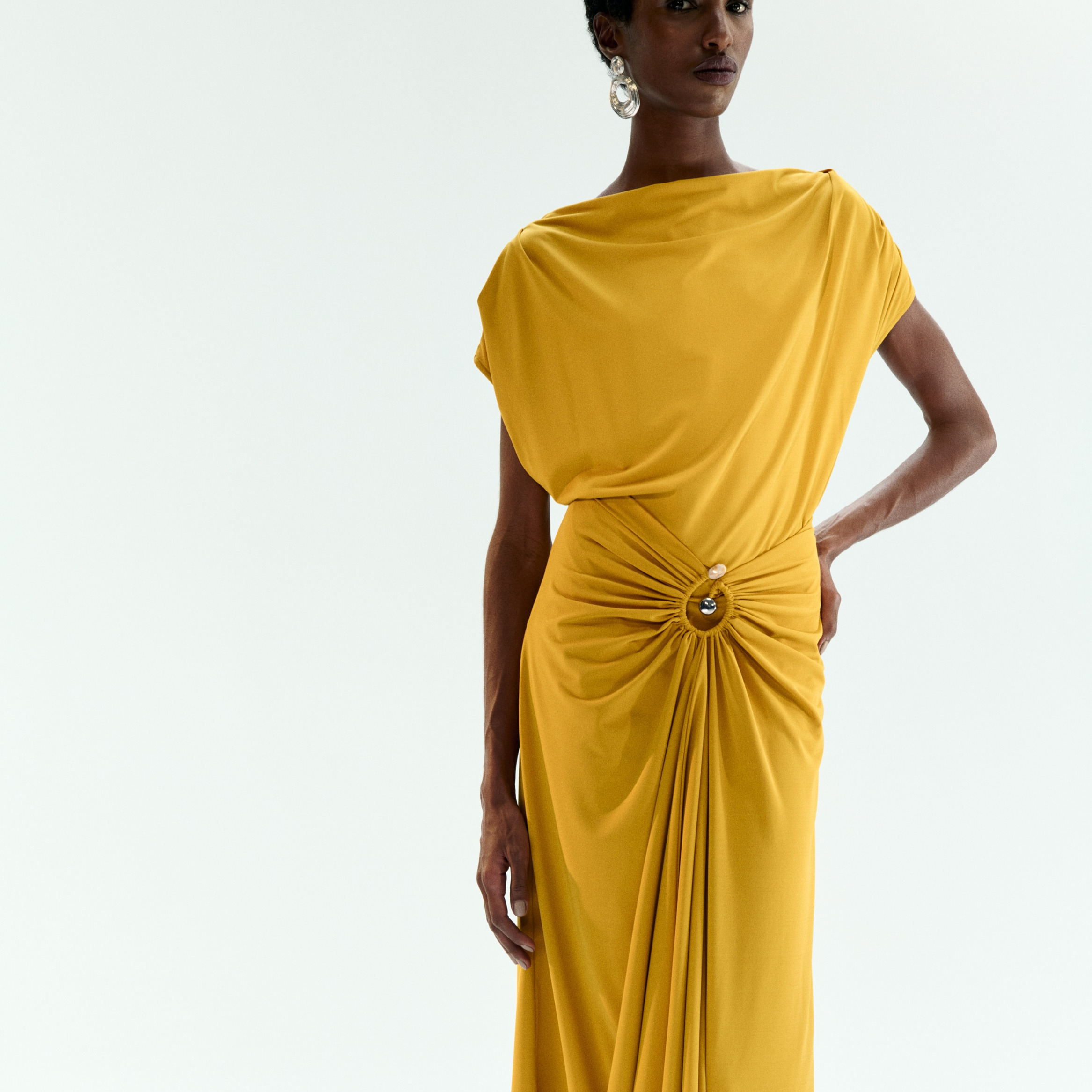 H&M Limited Edition
Vestido drapeado con escote barco