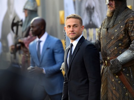 De rigurosa etiqueta, Charlie Hunnam estrena su cinta "King Arthur" en Hollywood