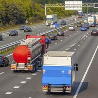 La DGT reduce la edad mínima para conducir camiones y autobuses, pero con condiciones