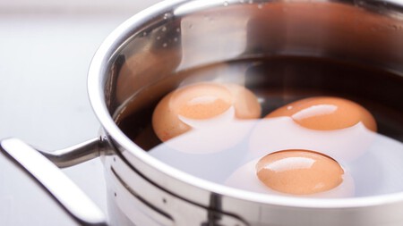 Si tu mamá no te lo enseñó, yo te cuento: poner sal en el agua al cocer los huevos ayuda en la coagulación, así lo explica la ciencia