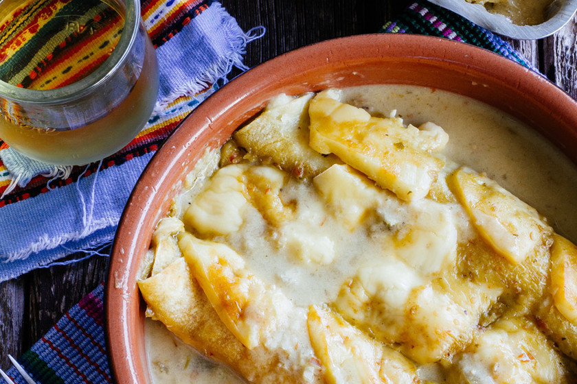 Enchiladas gratinadas de pollo con salsa verde. Receta mexicana fácil