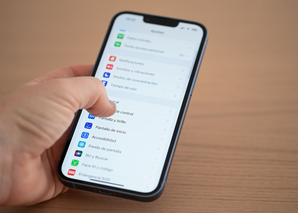El iPhone más reparable deja de serlo: las restricciones de Apple perjudican su reparabilidad, dice iFixit