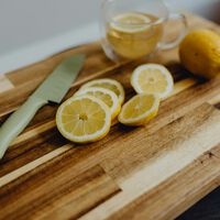 La tabla de madera de tu cocina puede convertirse en un foco de bacterias y moho: así puedes desinfectarla para que quede impecable