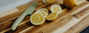 La tabla de madera de tu cocina puede convertirse en un foco de bacterias y moho: así puedes desinfectarla para que quede impecable