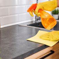 Dos expertas en limpieza lo tienen claro: una hora basta para la cocina si empiezas por donde toca