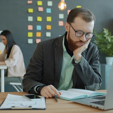Antes de que el burnout llegue y te deje sin energía, muchos trabajadores atraviesan una etapa más silenciosa y menos evidente: el 'rust-out'