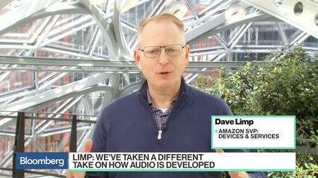 Un ejecutivo de Amazon utiliza unos AirPods en una entrevista nada más presentar los nuevos 'Echo Buds'