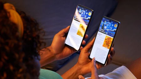 左側はNXTPAPERテクノロジーを搭載していないモバイル。右がTCL 40 NXTPAPER。
