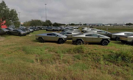 Cybertrucks acumjuladas en una campa de Tesla