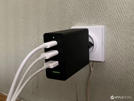 Razer アダプターの重量に負けてしまう可能性のあるプラグがあります。