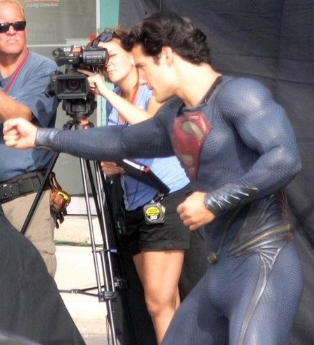 Volar no sé si volará pero Henry Cavill marca paquete que da gusto