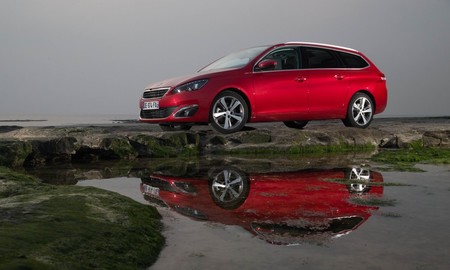 Peugeot 308 SW 2014 rojo 05