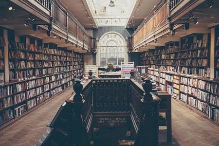 En estos los últimos 40 años, los autores marxistas han dado paso a los posmodernistas en la universidad