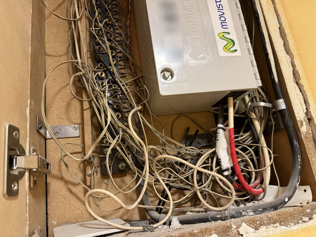 Telefónica ha desmantelado el cobre pero mi bloque sigue lleno de cables viejos: esto es lo que hay que hacer para quitarlos