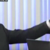 Rajoy le pega una colleja a su hijo delante de las cámaras de televisión