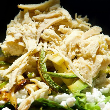 Ensalada cremosa de pollo desmenuzado: la opción fresca ideal para acompañar con tostadas o galletas