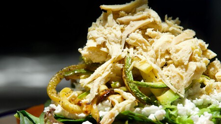 Ensalada cremosa de pollo desmenuzado: la opción fresca ideal para acompañar con tostadas o galletas