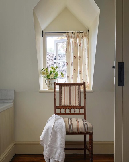 The Eaves A Simple Window Curtain Made Of O Ghost O And Loose Lined In The Bath Upstairs At S