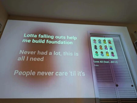 YouTube Music の新しい歌詞インターフェース (画像: Reddit)