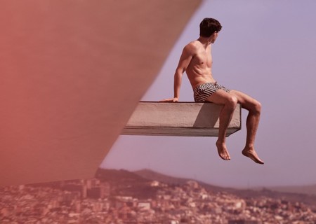 Mr. Porter se embarca en un avión destino Barcelona. ¿El resultado? Una campaña de baño espectacular