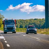 ¿Me pueden multar por superar el límite de velocidad si lo hago para rebasar?
