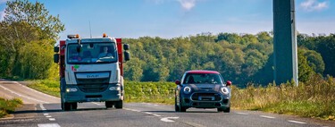 ¿Me pueden multar por superar el límite de velocidad si lo hago para rebasar?