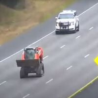 La persecución más lenta de la historia: roba una miniexcavadora, embiste a la policía y escapa a 19 km/h por autopista hasta que lo cosieron a balazos 