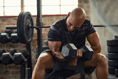 Tres ejercicios imprescindibles para conseguir unos bíceps grandes en el gimnasio