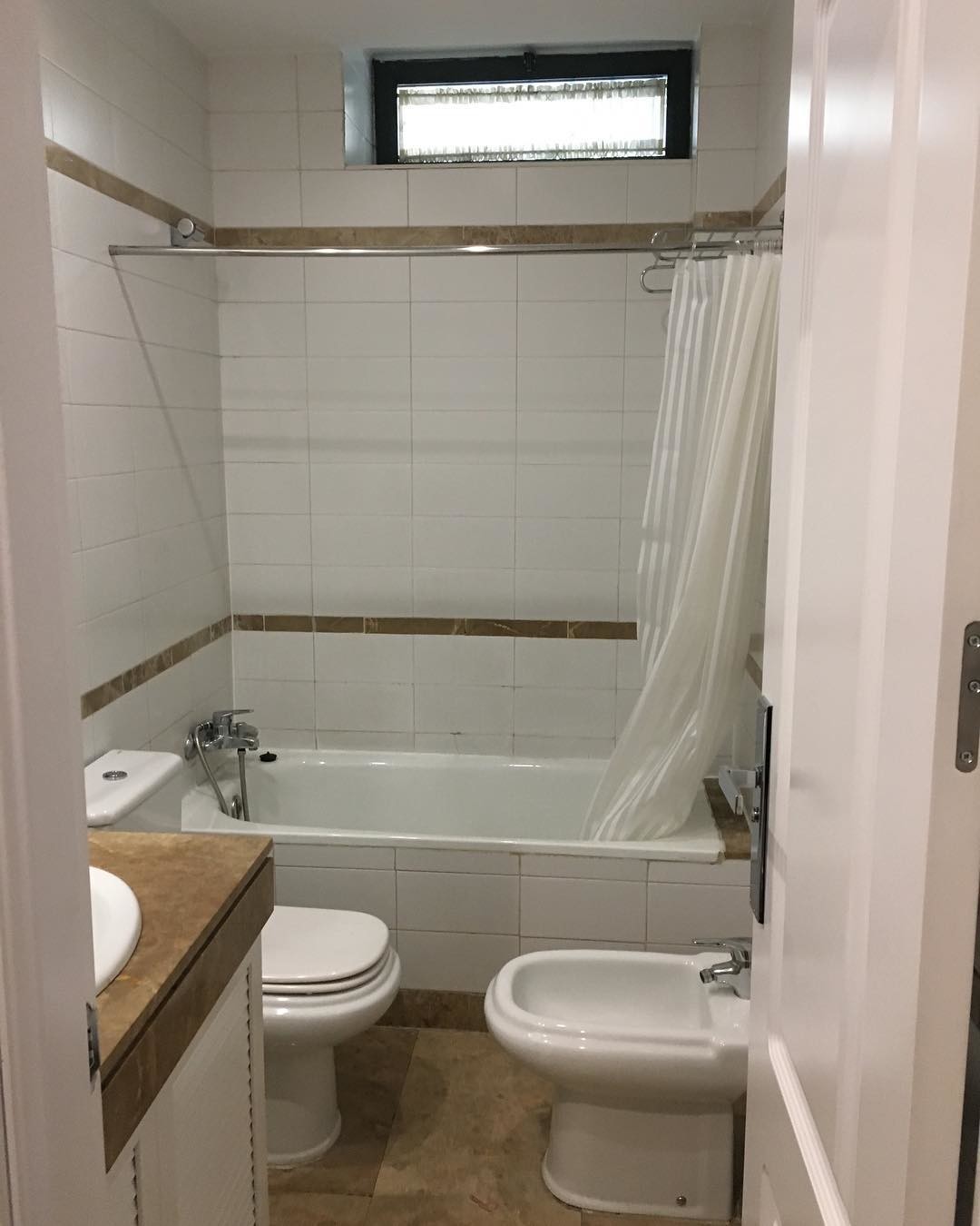 Antes y después; un poco de pintura rosa para transformar un baño con