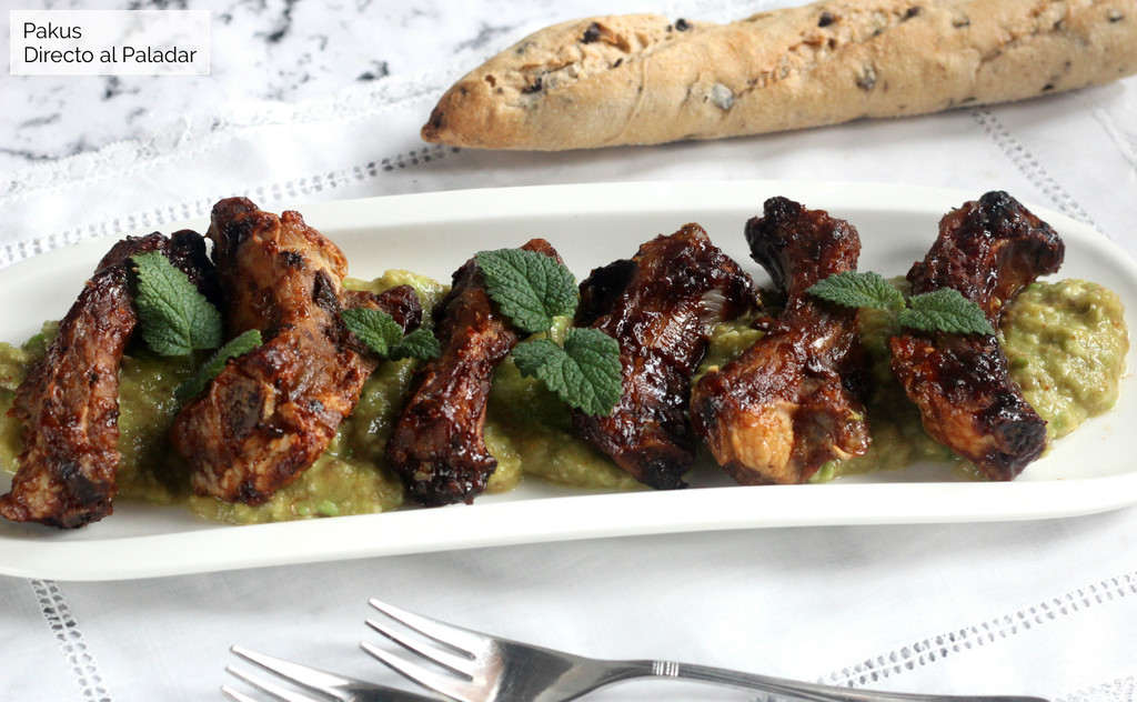 Costillas teriyaki con platamole, receta de picoteo del finde para compartir con los amigos