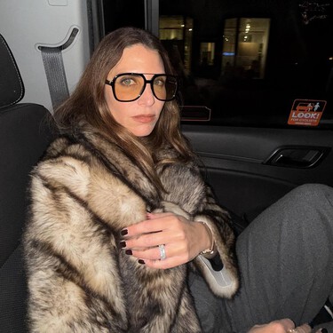 Mango vende los abrigos de pelo que levantarán cualquier look de la semana sin que nos muramos de frío 