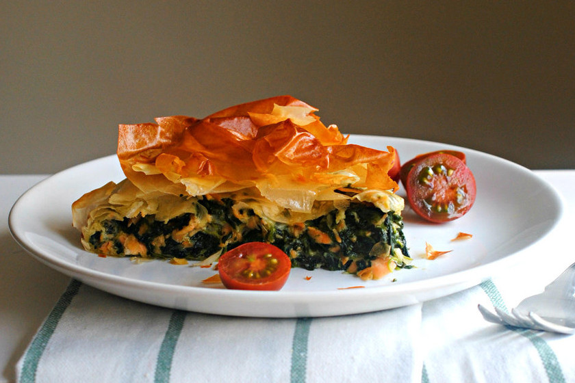 Tarta salada de salmón, espinacas y queso Gorgonzola: receta para lucirse sin despeinarse
