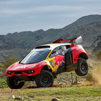 Sébastien Loeb se estrena, Stéphane Peterhansel sigue recortando y Carlos Sainz se recupera del susto