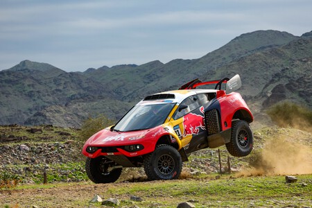 Sébastien Loeb se estrena, Stéphane Peterhansel sigue recortando y Carlos Sainz se recupera del susto