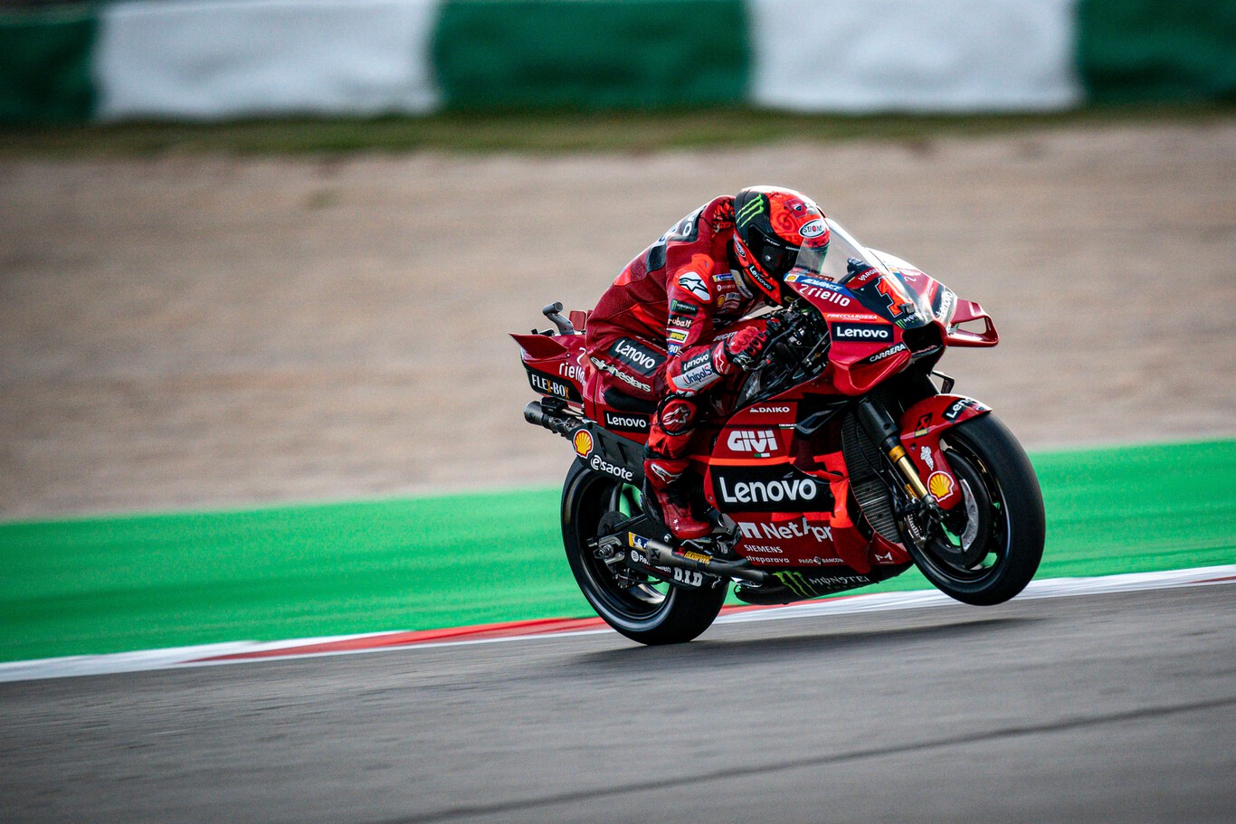 Pecco Bagnaia bate a Jorge Martín en el primer sprint de la historia y Marc Márquez cata la medalla de bronce