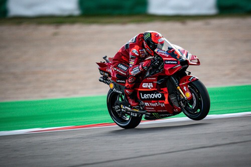 Pecco Bagnaia bate a Jorge Martín en el primer sprint de la historia y Marc Márquez cata la medalla de bronce