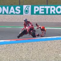 El surrealista accidente de Marc Márquez. A rueda de Enea Bastianini, mira para atrás y se come a la Ducati 