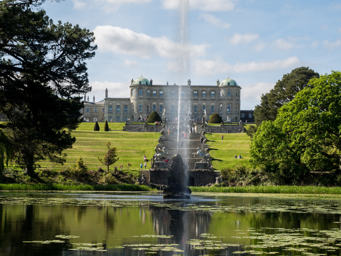Powerscourt, donde contemplar uno de los jardines más bellos del mundo y la cascada más alta de Irlanda 