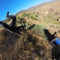 Así se esfuman 30.000 euros de moto en la primera salida: despeñándola por un barranco y haciendo como si no pasara nada